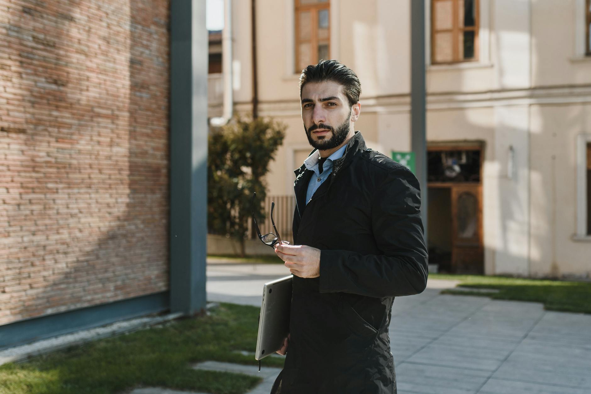 Profesyonel gömlek ütüleme teknikleri uygulayan kişi