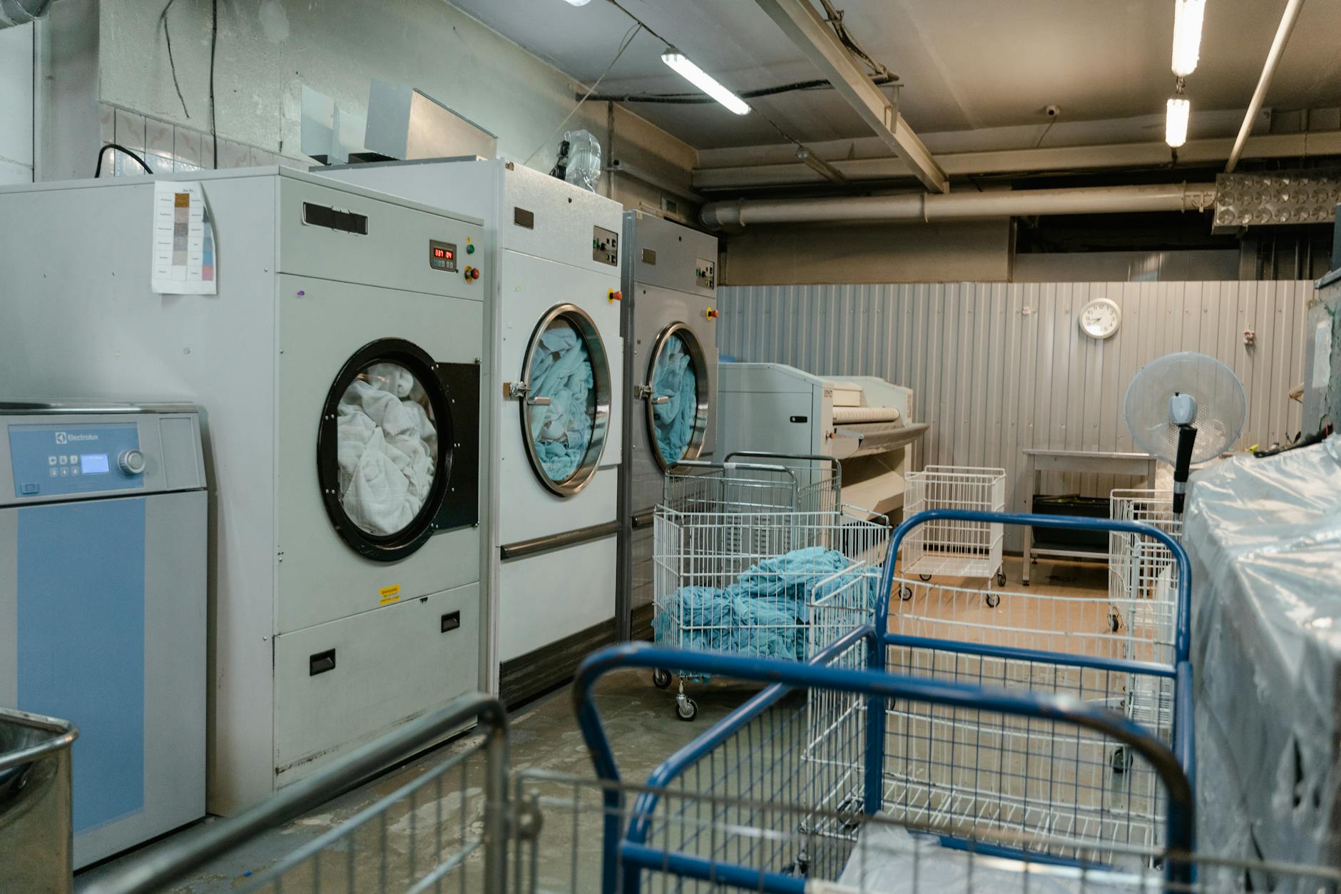 Perde Yıkama Rehberi: Polyester, Naylon ve Sentetik Kumaşların Profesyonel Bakımı