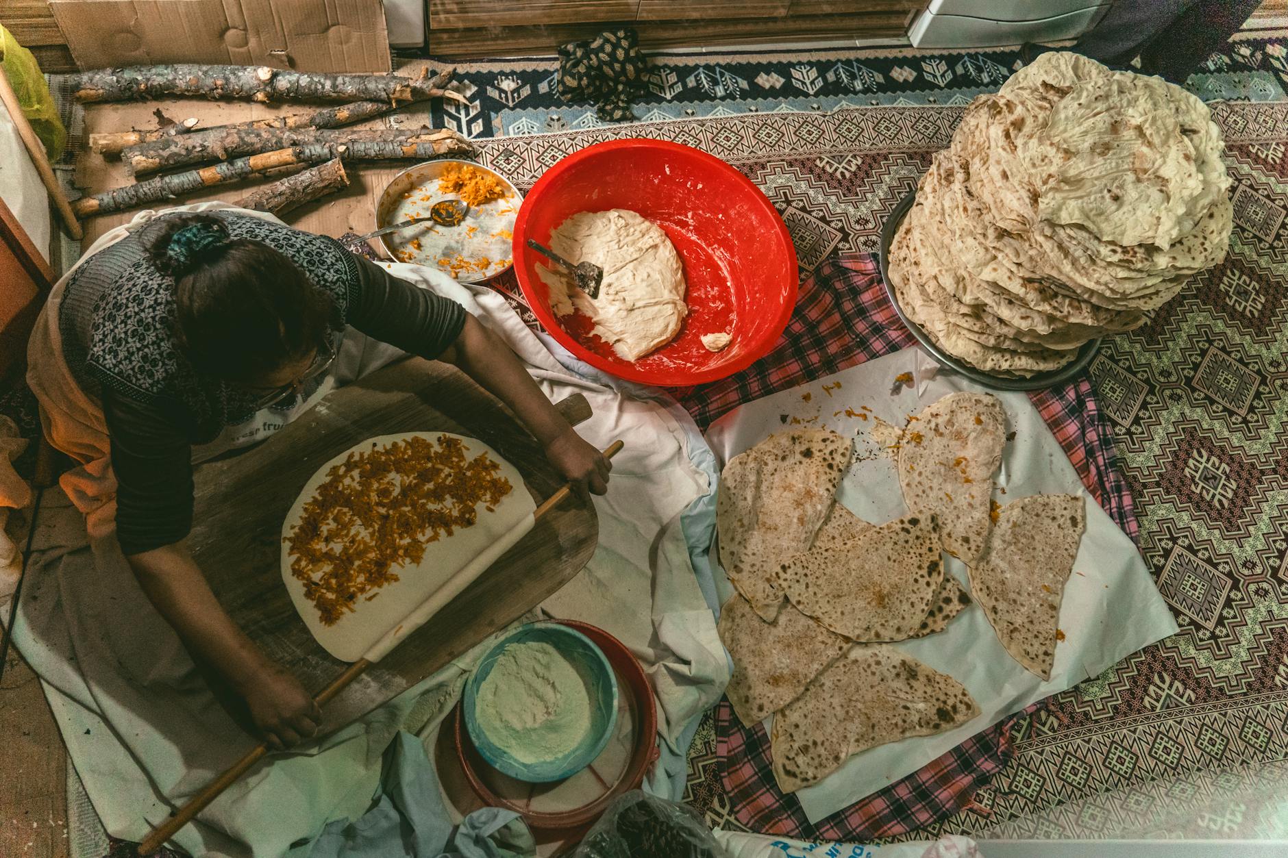 Yaz halı bakımı için halısını hazırlayan Türk aile