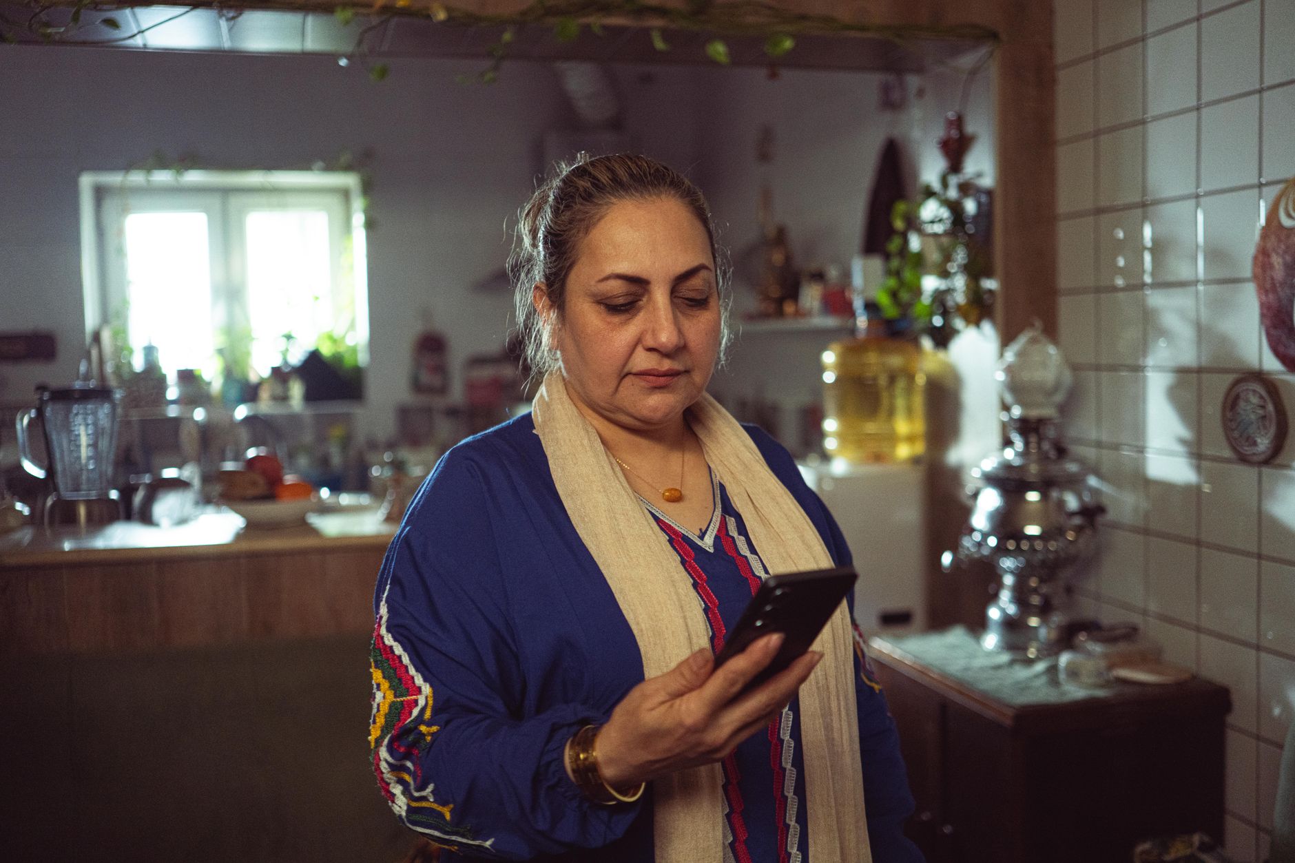 Online kuru temizleme siparişi veren mutlu bir kadın
