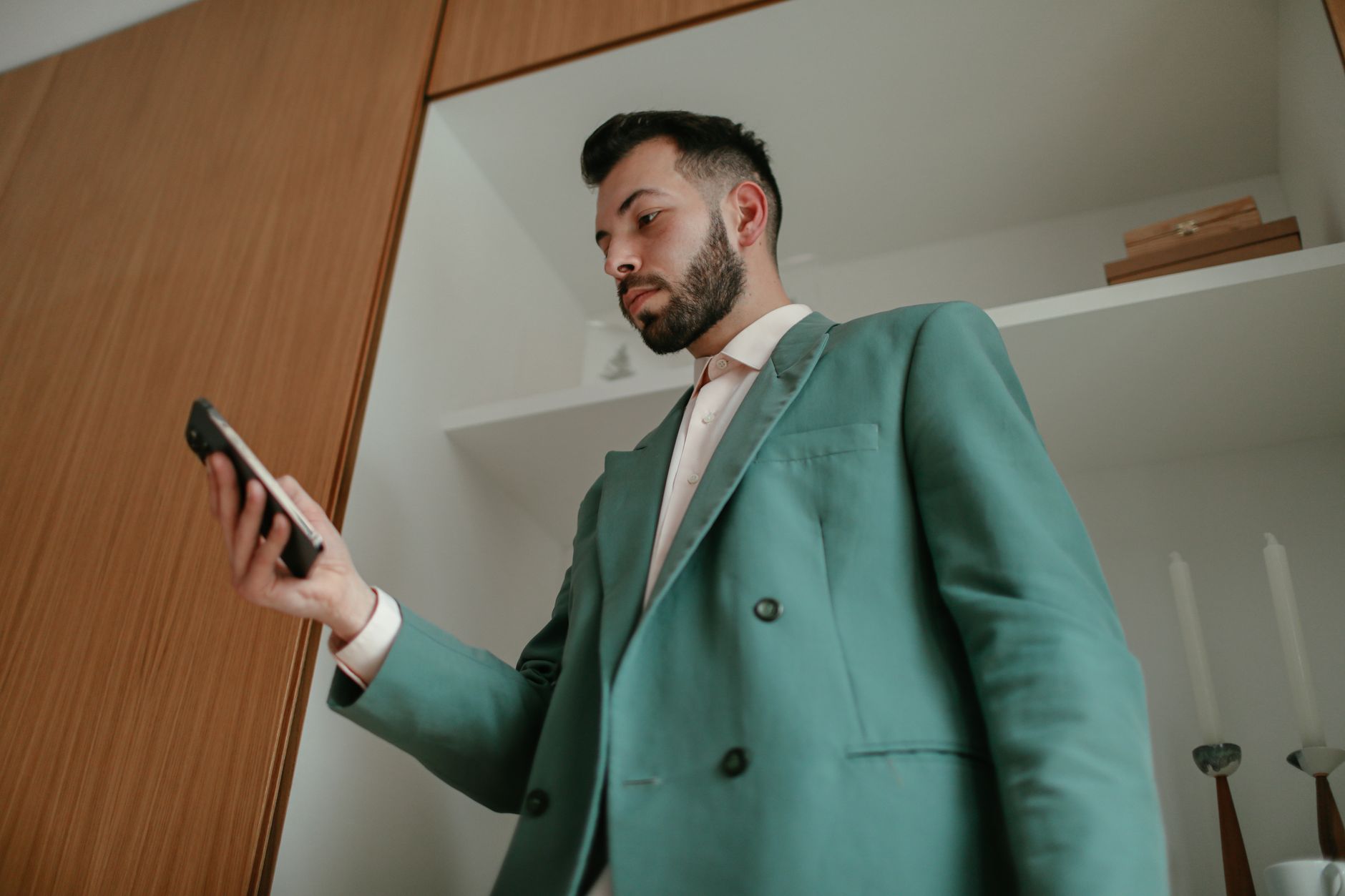 Yazlık takım elbise bakımı ile şık ofis kıyafetleri